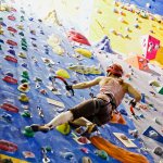 Девушка на скалодроме