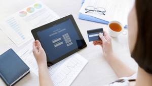 Может ли ИП получать деньги от клиентов на личную банковскую карту?