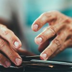 мужчина лезет руками в кошелёк