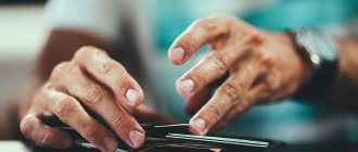 мужчина лезет руками в кошелёк