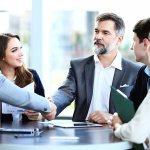 предприниматель пожимает руку