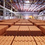 Производство строительных материалов в цеху.