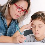 Репетитор учит ребенка